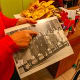 Quest�ultima ci accoglie in presidenza, cogliendo subito l�occasione per mostrarci un�immagine risalente agli anni 50, che immortala la madre con il personale scolastico nel cortile della scuola